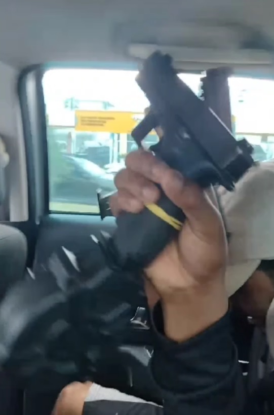 Traficantes ostentam armamento pesado em plena luz do dia em avenida de